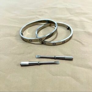 Silver phantom women’s bracelet with keys.